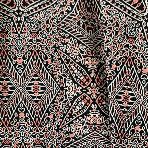 BCBGenaration brand size Medume. Its background color is black - Picture 3 of 3